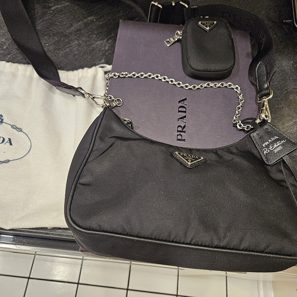Authentic Prada Re-Edition 2005 Shoulder/Crossbody Bag - Picture 3 of 13